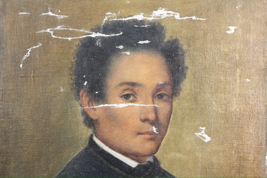 Detalle del retrato antes de la reintegración