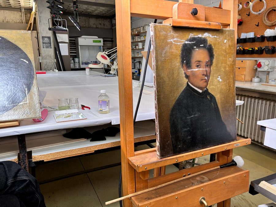 Retrato sobre caballete en taller de restauración